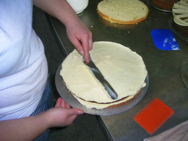 Eine Torte wird mit Creme bestrichen